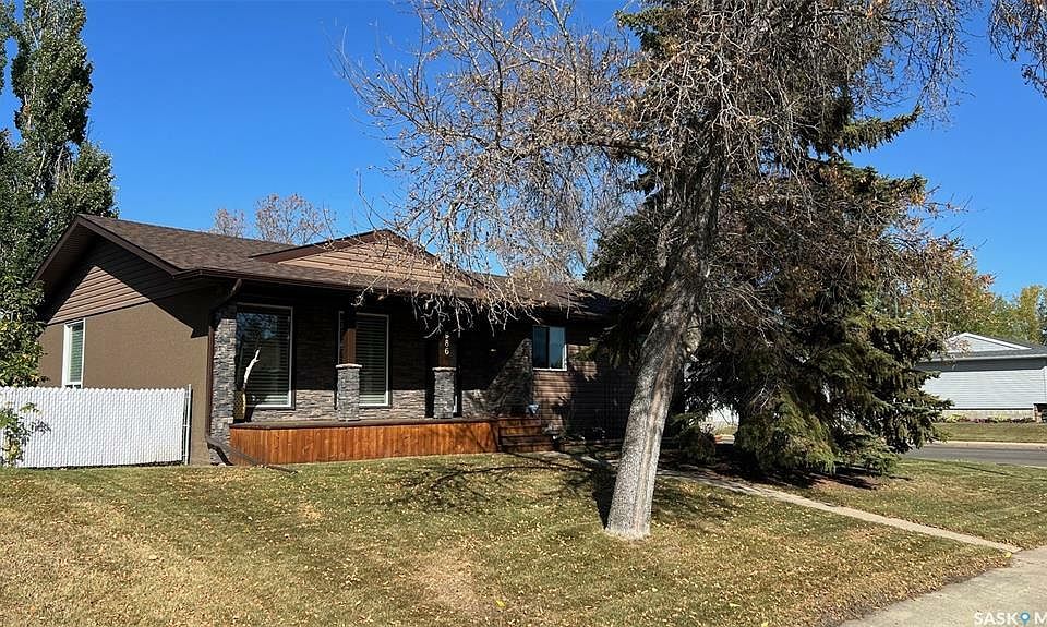 1st image of 986 Sanderson Cres