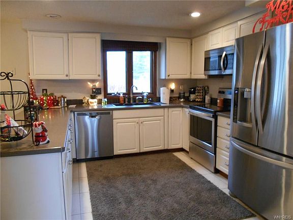 3rd image of 9375 Douglas Fir Ct