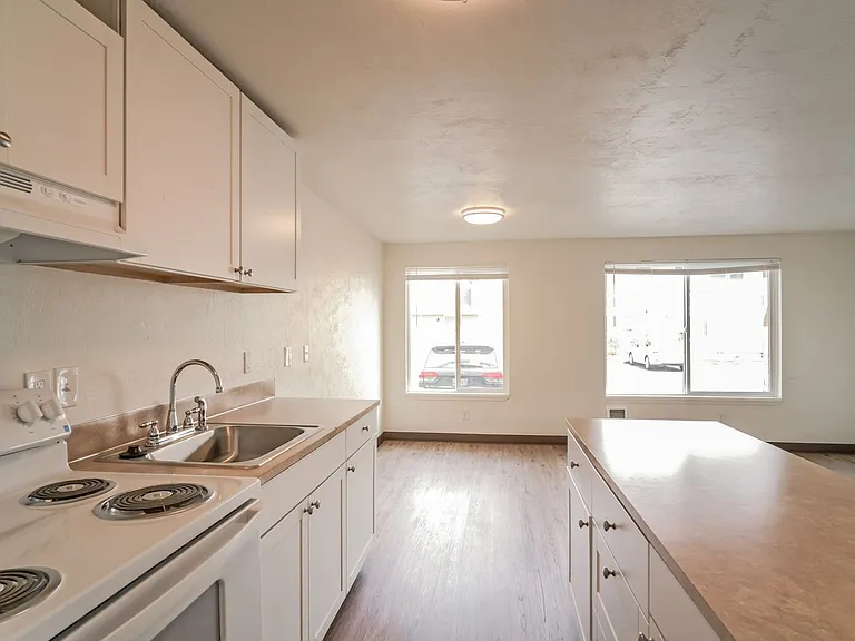 Brighton Park East Apartments — Photo 19