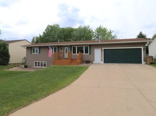 1139 7th St NE, Minot, ND 58703