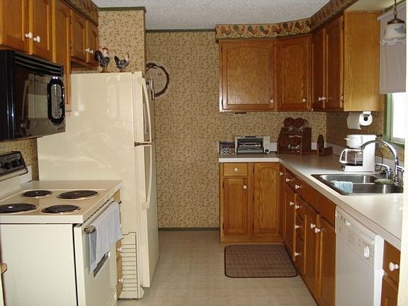 Kitchen w/ oak cabinets