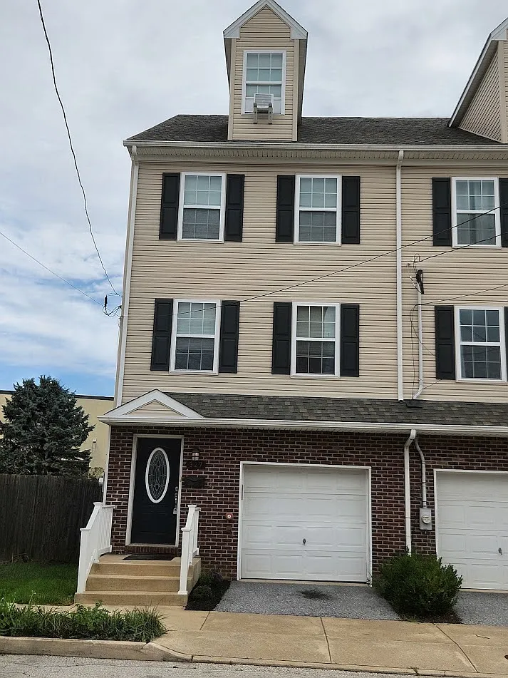 4 bed, 3.5 bath, 3142 sqft, $3,400 — Photo 1