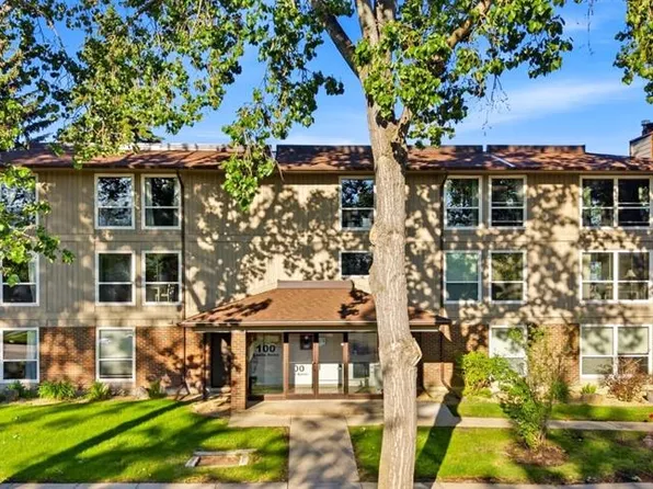 860 W Midridge Dr SE #122, Calgary, AB T2X 1K1