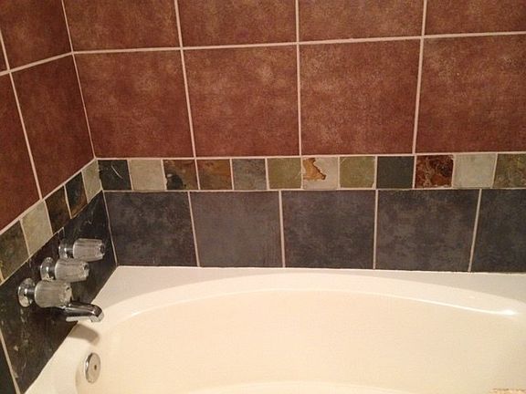 Darling bathroom - bathtub/shower!