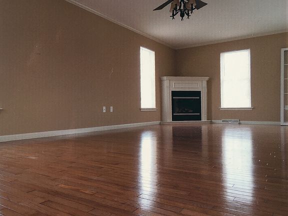 Living room & gas fireplace 