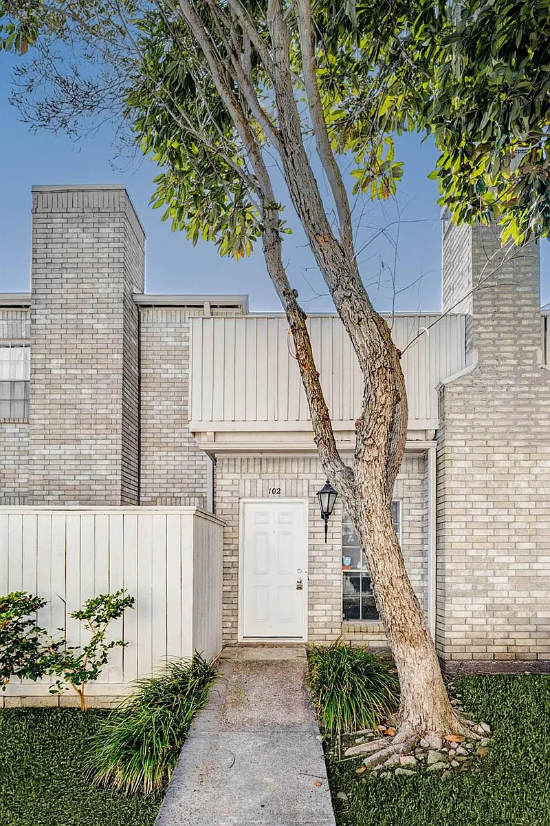 Building Photo - 3800 Tanglewilde St #102