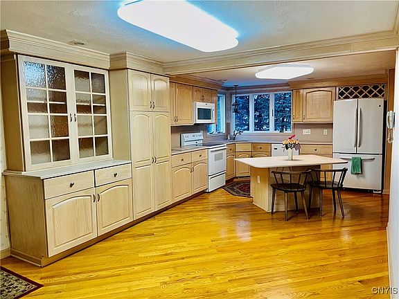 3rd image of 126 Primrose Ln