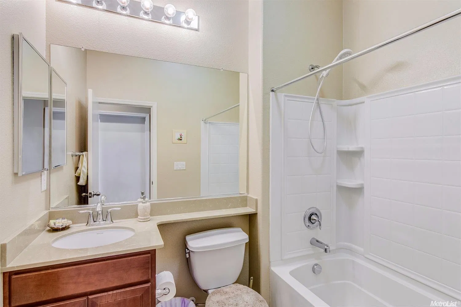 3 bed, 1311 sqft, $2,650 — Photo 2