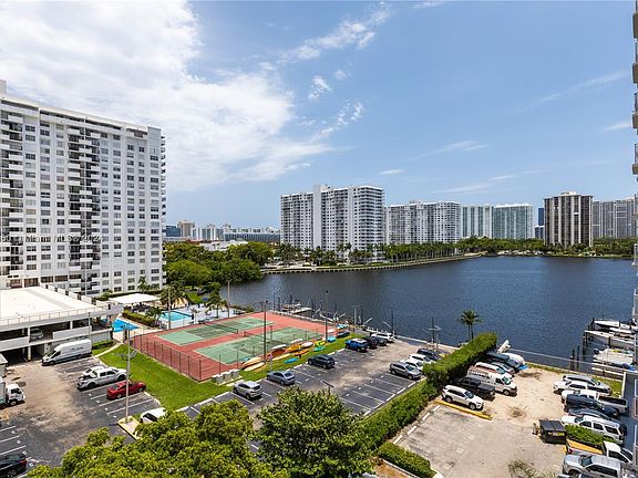 3rd image of 18061 Biscayne Blvd APT 702