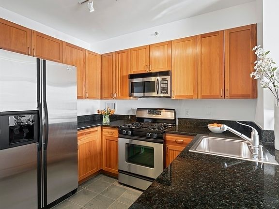 4th image of 20 River Ter APT 12N