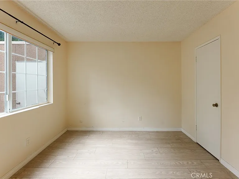 19111 Hamlin St — Photo 14
