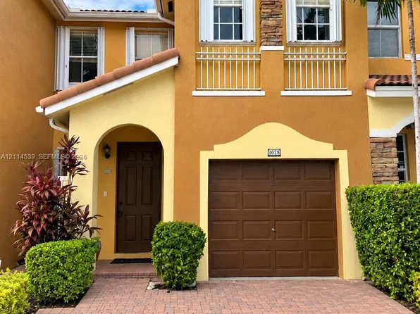 1028 NW 102nd Pl, Miami, FL 33172