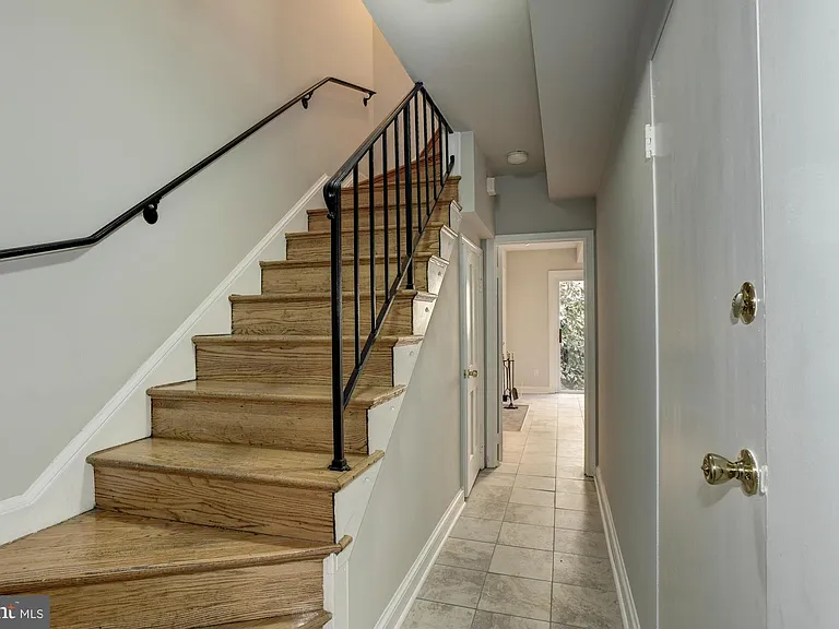 2531 Queen Annes Ln NW — Photo 4