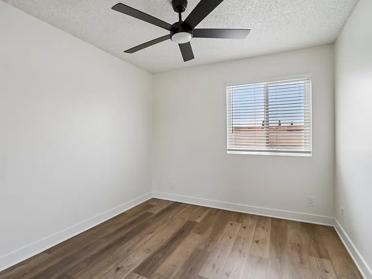 558 N Kenmore Ave #204 — Photo 9