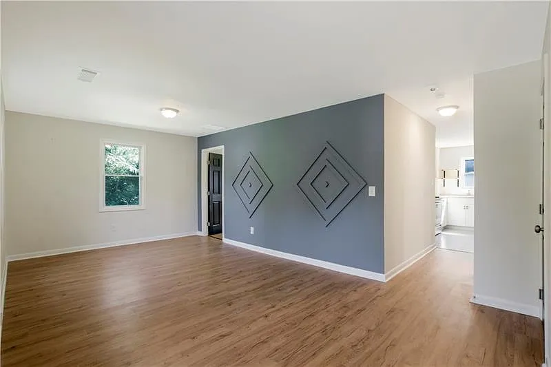 6 bed, 2304 sqft, $1,595 — Photo 2