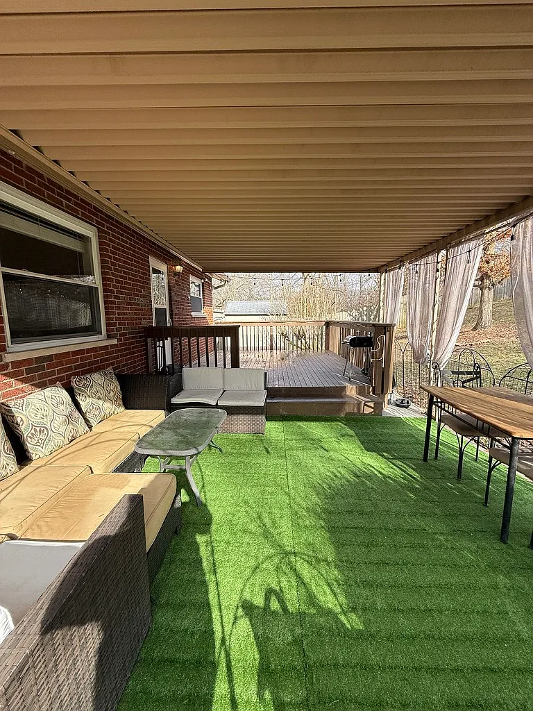 3 bed, 2.5 bath, 1075 sqft, $2,400 — Photo 3