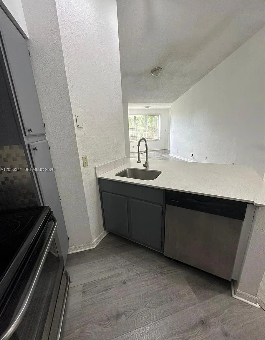 Coral Key Condo — Photo 3