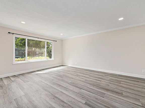 4th image of 319 Churchill Pl