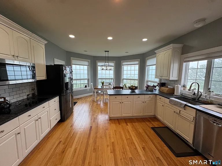 556 Hill St — Photo 5