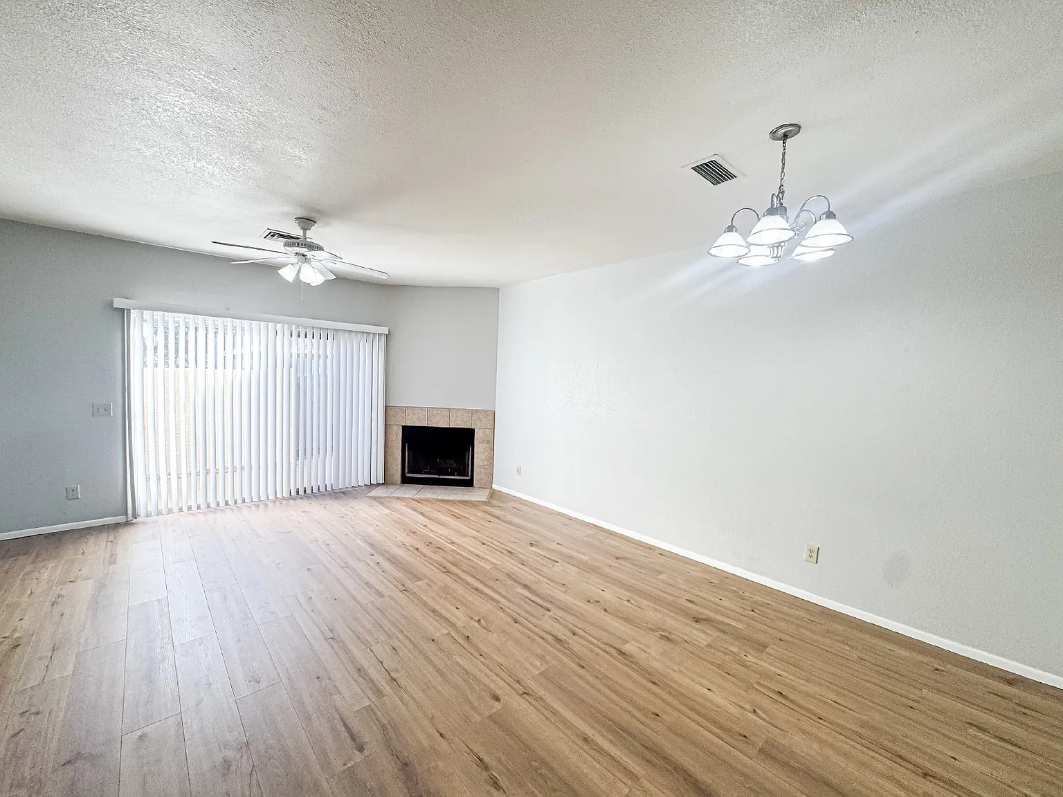 2 bed, 2.5 bath, 1267 sqft, $1,629 — Photo 4