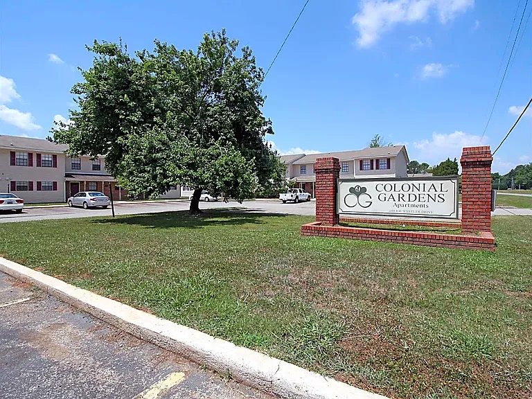 Colonial Gardens Apartments — Photo 1