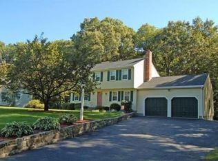 8 Oak Hill Rd, Mendon, MA 01756