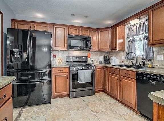 3rd image of 528 NE Lee Dr