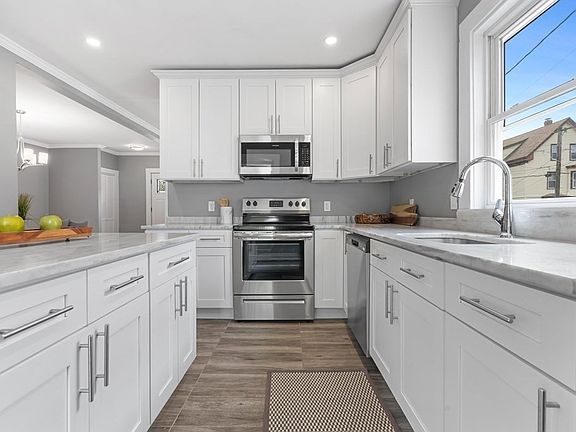 5th image of 37 Parkland Ave