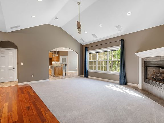 4th image of 15 Hallock Dr