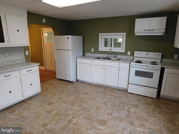 5th image of 402 S Main St