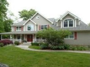 11 Cedar Dr, Stony Brook, NY 11790