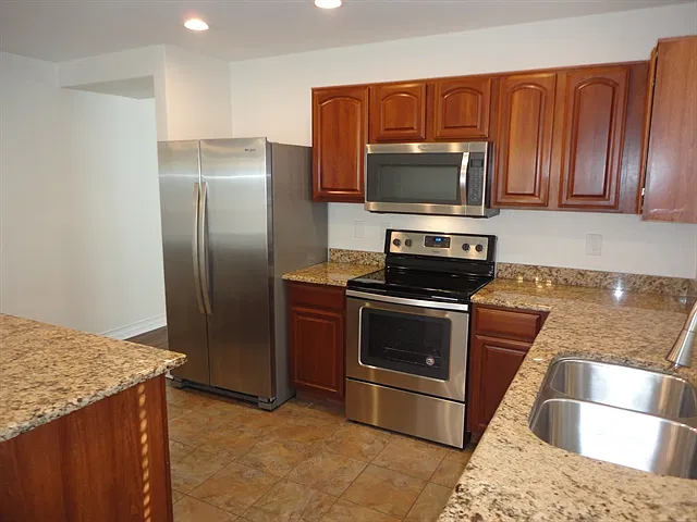 4 bed, 2.0 bath, 1918 sqft, $2,415 — Photo 2