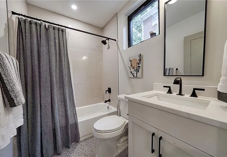 829 Barnett St NE — Photo 33