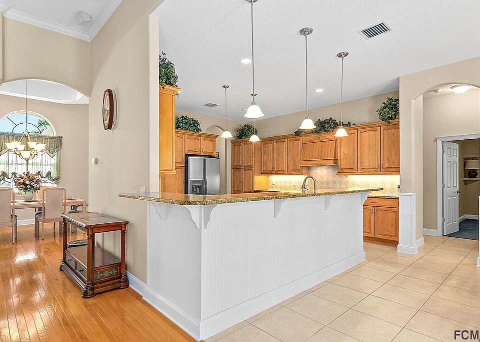 1st image of 19 Lakeside Pl W