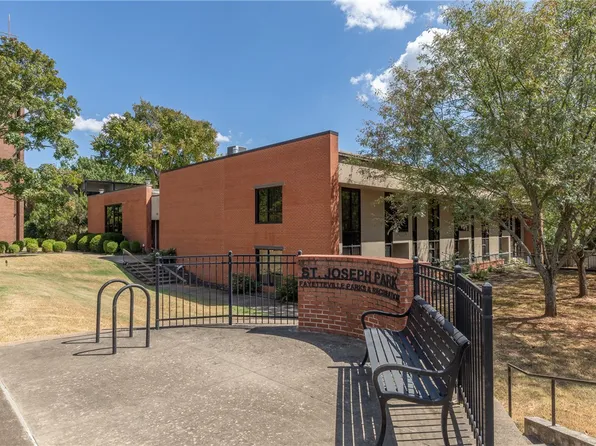 313 E Lafayette St APT 303, Fayetteville, AR 72701