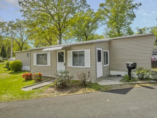 32 Puffin Dr, Chicopee, MA 01020