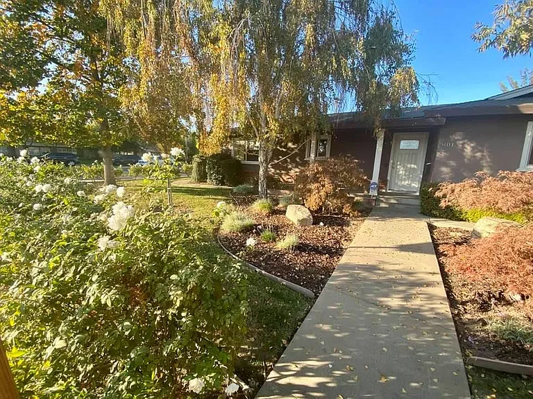 801 Runyan Dr — Photo 2