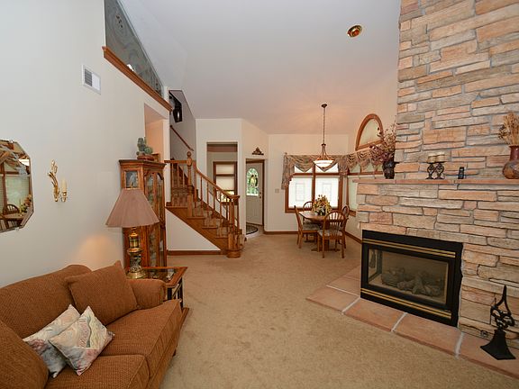 3rd image of 16820 Crystal Ct