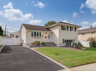 35 Primrose Ave, Hicksville, NY 11801