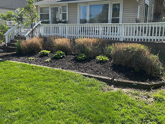 Wrap-around front porch, 1 floor living