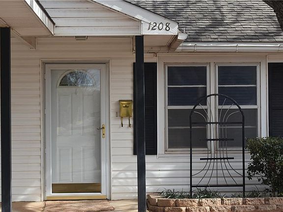 3rd image of 1206 Crestview Dr