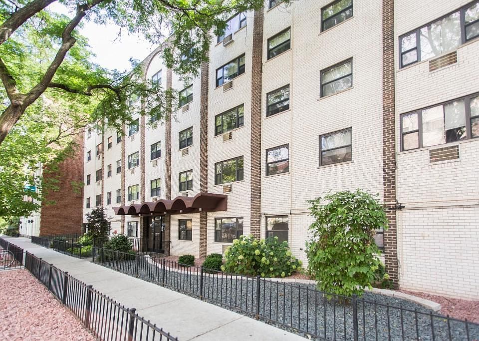 1st image of 523 W Oakdale Ave #208