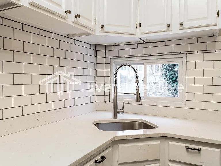 780 Linnard St — Photo 6