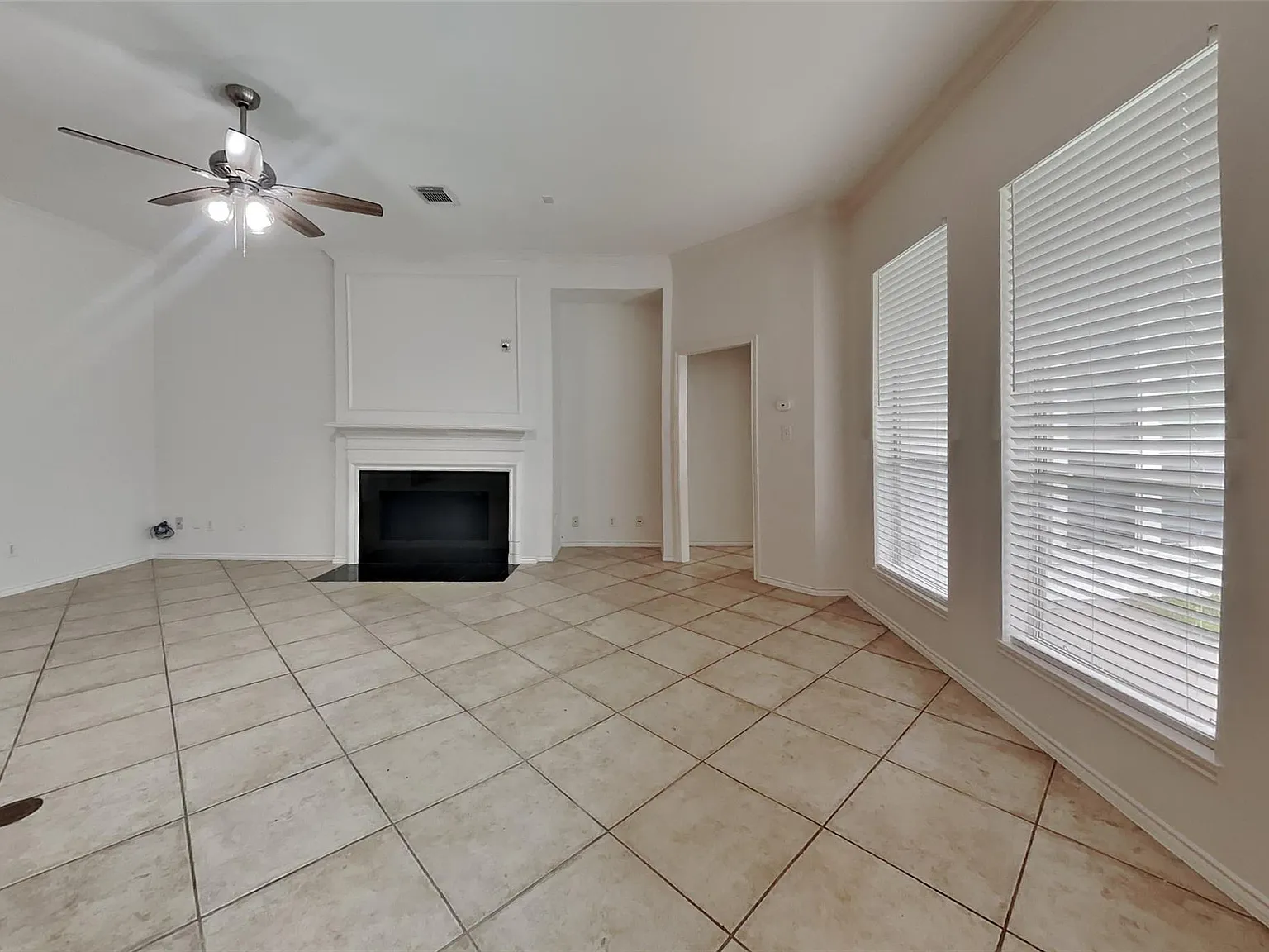 3 bed, 2.0 bath, 2418 sqft, $2,400 — Photo 2