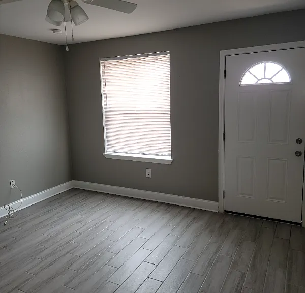 93 Elaine Dr — Photo 2