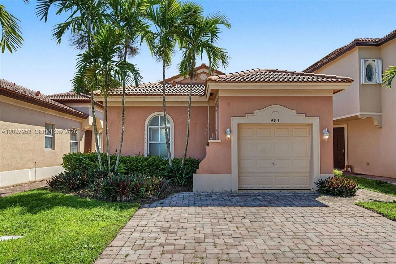 3 bed, 2.0 bath, 1262 sqft, $2,500 — Photo 2