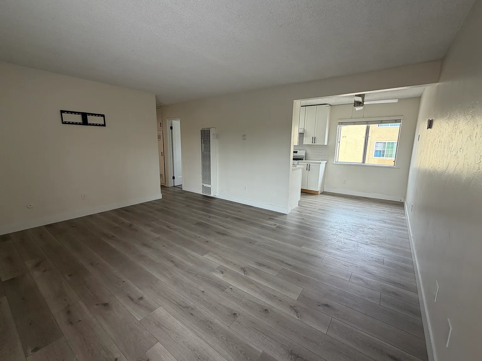 2 bed, 725 sqft, $2,300 — Photo 2