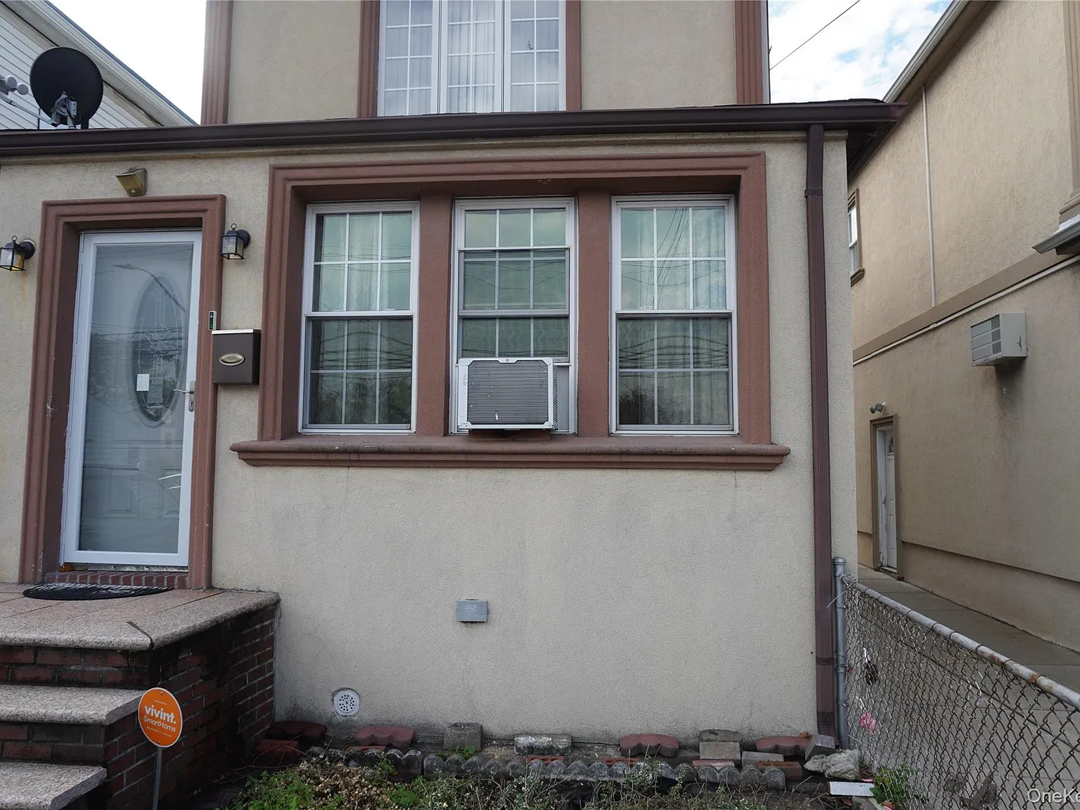 3 bed, 1.0 bath, 1120 sqft, $3,300 — Photo 2