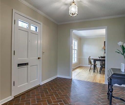 Large front entry without staircase