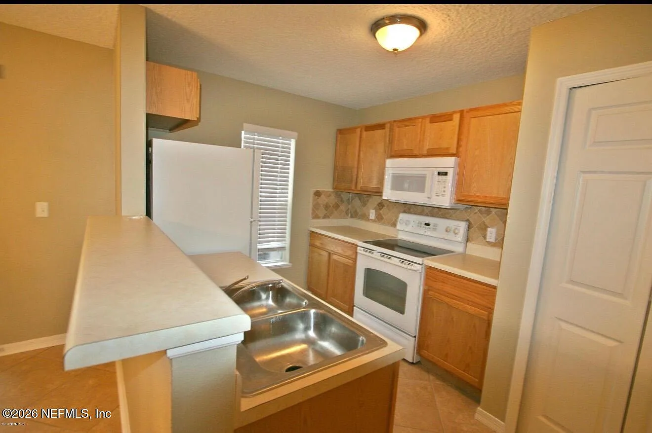 3 bed, 2.5 bath, 1774 sqft, $1,795 — Photo 4